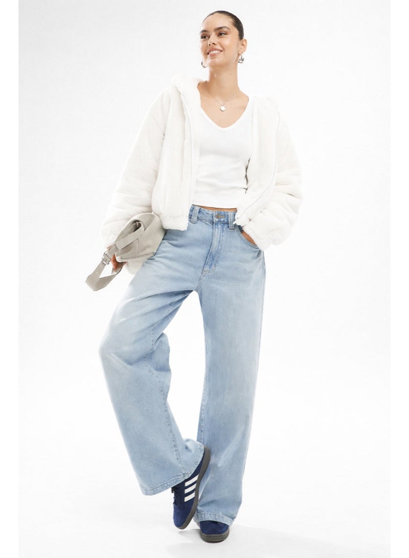 جاكيت نسائي أبيض من الفرو الصناعي الناعم، بغطاء رأس وسحاب أمامي، مناسب للارتداء اليومي في فصل الشتاء - Image 1